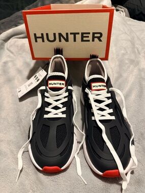 Hunter Tulip woman’s Black & Red Low-Top Sneakers